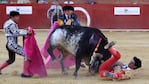 El momento del ataque del toro a Barrio.