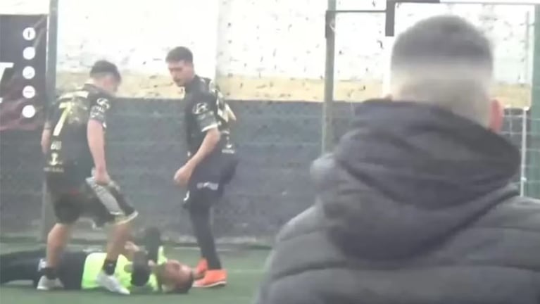 El momento del ataque que dejó inconsciente al árbitro.