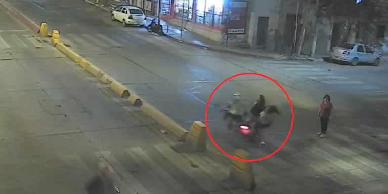 El momento del choque en plena avenida Colón.