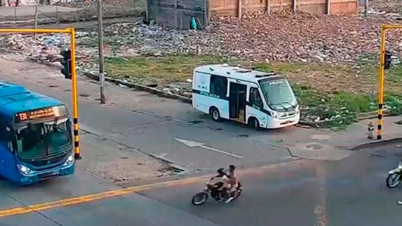 El momento del choque entre el colectivo y los motochoros colombianos. 