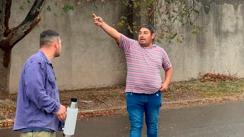 El momento del cruce entre el vecino y el hermano del dueño del los animales.