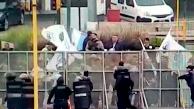 El momento del cruce entre los agentes y los manifestantes.