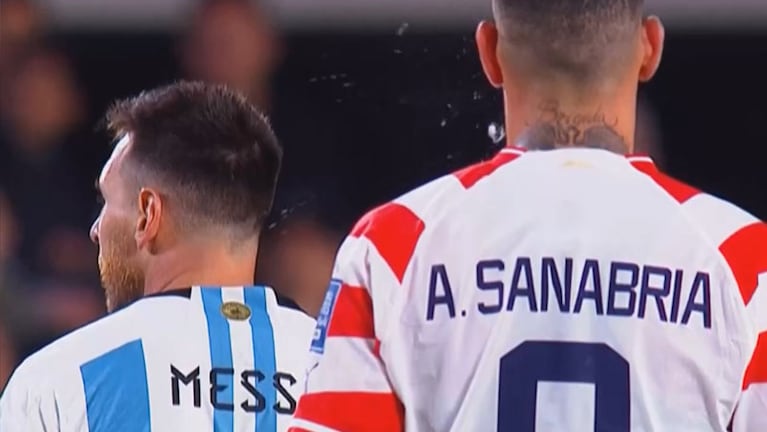 El momento del desagradable escupitajo de Sanabria a Messi.