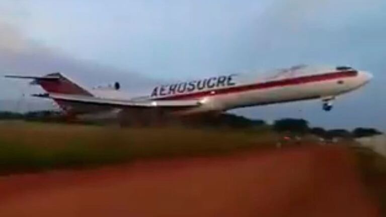 El momento del despegue del avión carguero de Aerosucre.
