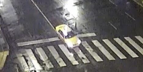 El momento del impacto del taxista.