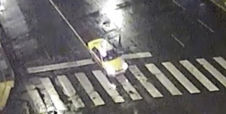 El momento del impacto del taxista.
