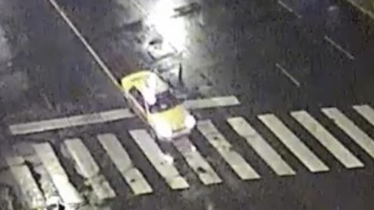 El momento del impacto del taxista.