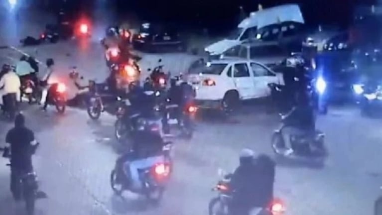 El momento del impacto fatal contra la horda de motos.