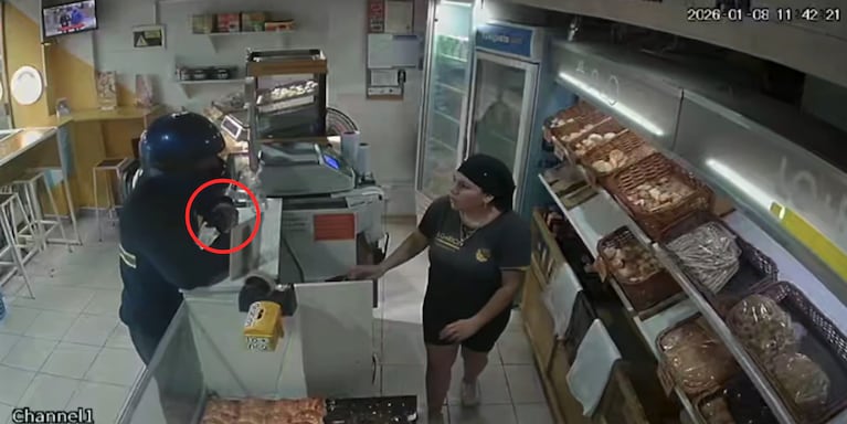El momento del intento de robo en la panadería.