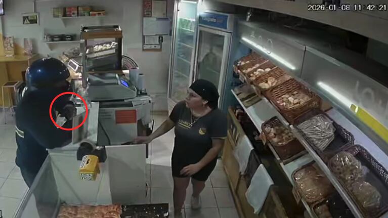 El momento del intento de robo en la panadería.