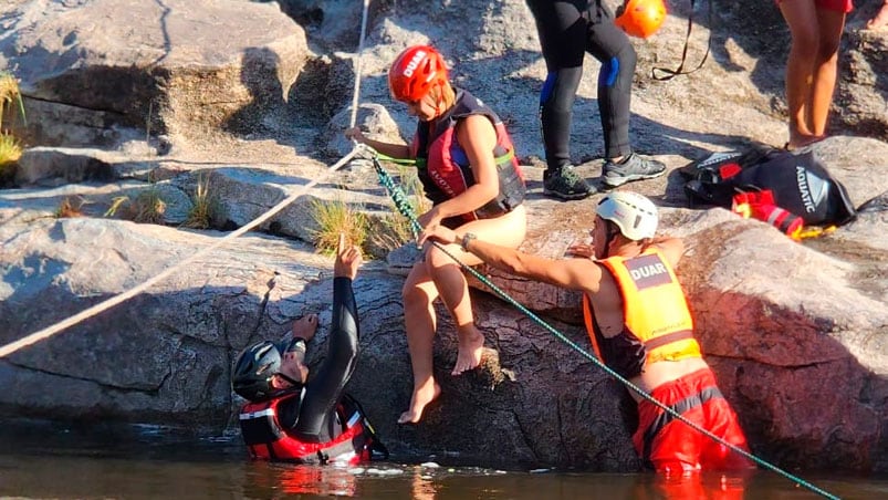 El momento del rescate en el balneario La Toma.