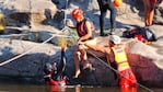 El momento del rescate en el balneario La Toma.