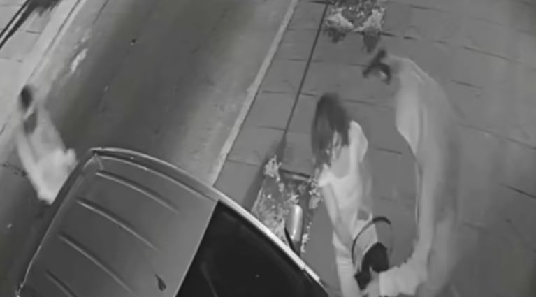 El momento del robo a las mujeres.