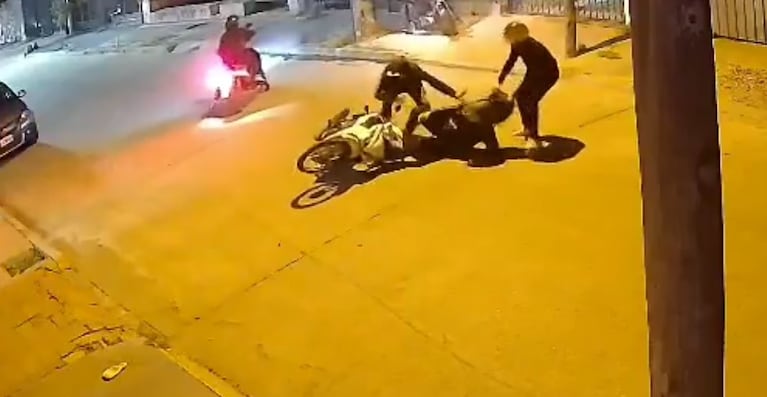 El momento del robo a una joven que volvía de trabajar.
