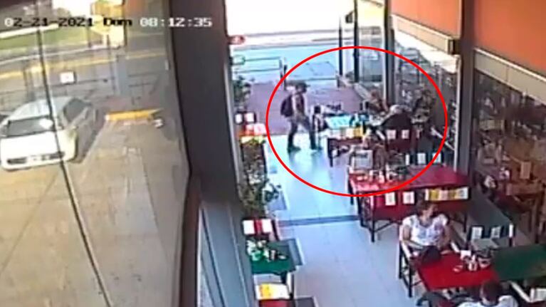 El momento del robo: al ladrón no le importó la edad de sus víctimas.