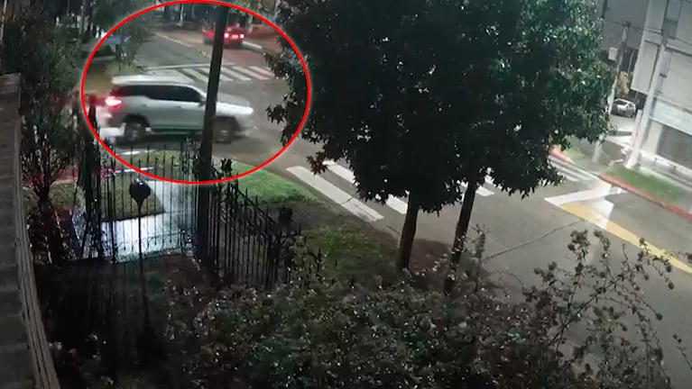 El momento del robo de las camionetas tras el asalto en barrio Urca.