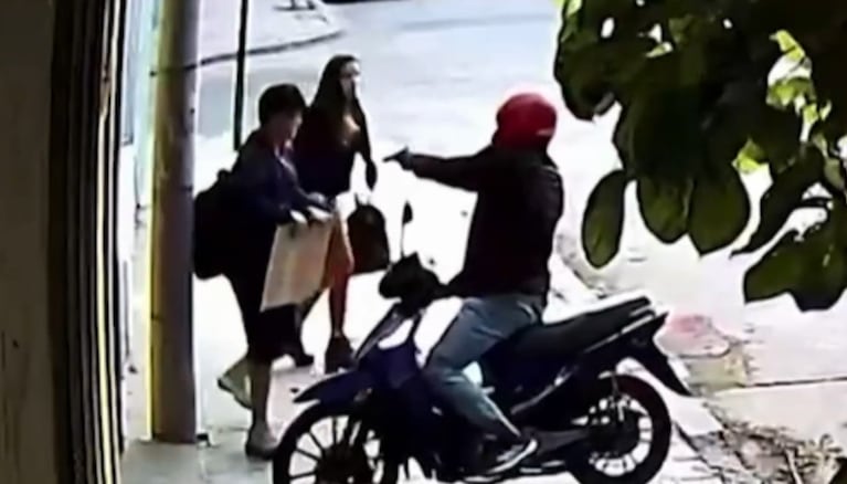 El momento del robo en barrio Pueyrredón.