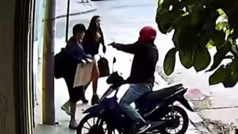 El momento del robo en barrio Pueyrredón.