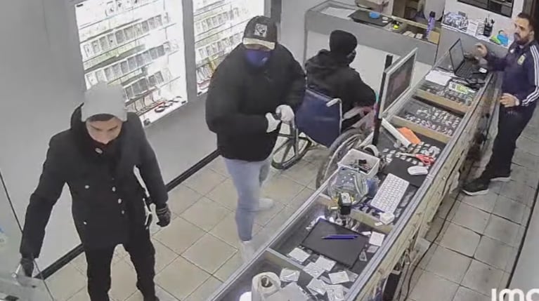 El momento del robo en la joyería de Quilmes.