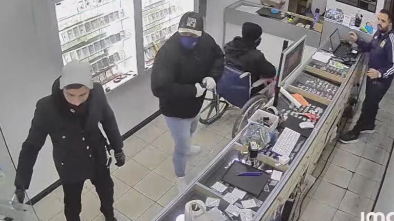 El momento del robo en la joyería de Quilmes.