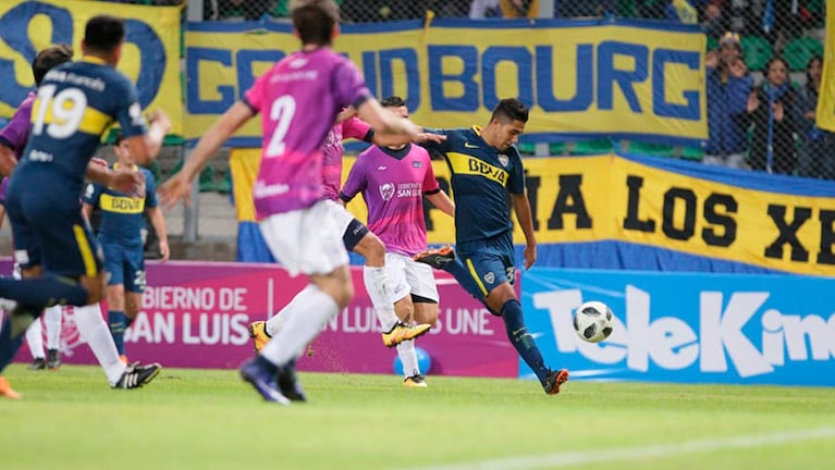 El momento del zurdazo de Reynoso que terminó en el 1-0. / FOTO: Boca Juniors