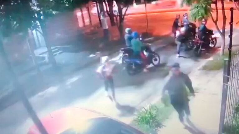 El momento en el que bajaron los motochoros para robar.