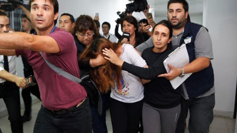 El momento en el que detienen a Carina, la madre de Florencia.