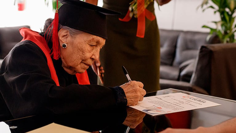 El momento en el que Doña Josefina recibió su diploma.