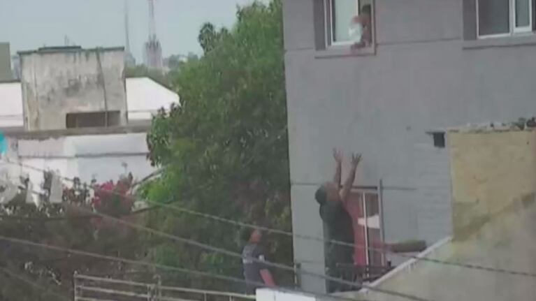 El momento en el que el bebé caminaba por la ventana.