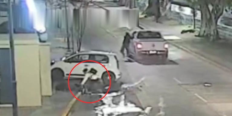 El momento en el que el bebé salió despedido del auto.