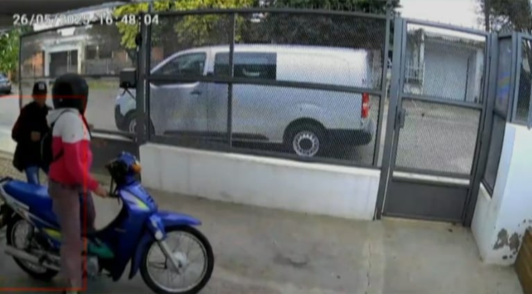 El momento en el que el bicichoro se metió en la casa de la mujer.