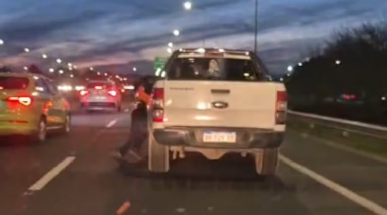 El momento en el que el conductor arrastró al policía.
