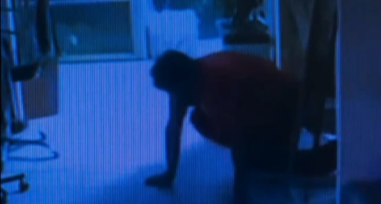 El momento en el que el delincuente entró a la peluquería.