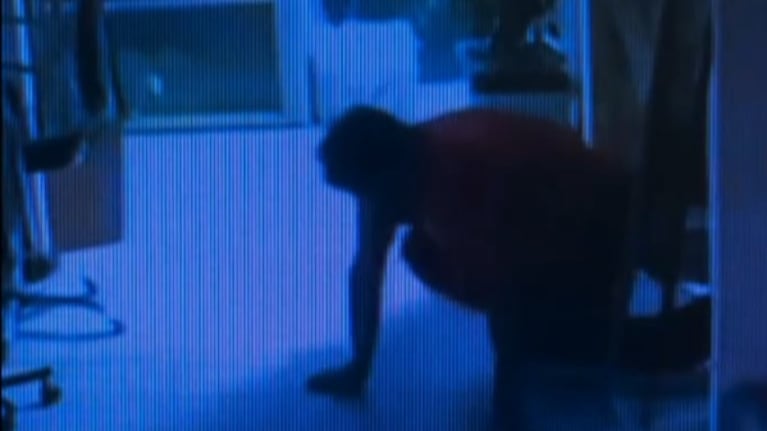 El momento en el que el delincuente entró a la peluquería.
