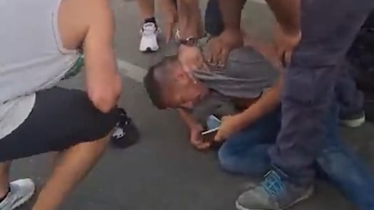 El momento en el que el delincuente fue reducido por vecinos y comerciantes.