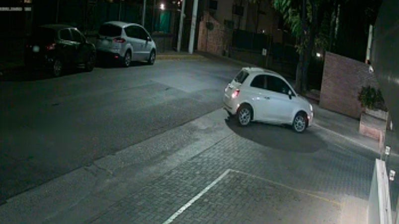 El momento en el que el Fiat 500 da marcha atrás.