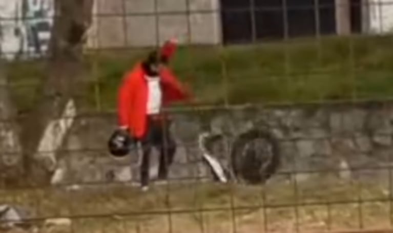 El momento en el que el hombre tiró la moto al canal.
