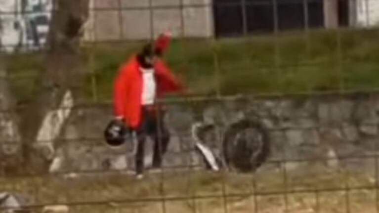 El momento en el que el hombre tiró la moto al canal.
