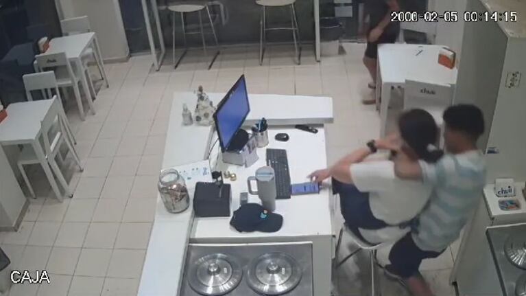 El momento en el que el ladrón atacó a la trabajadora.