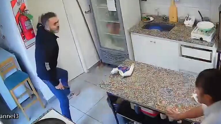 El momento en el que el ladrón atacó a las empleadas del local.
