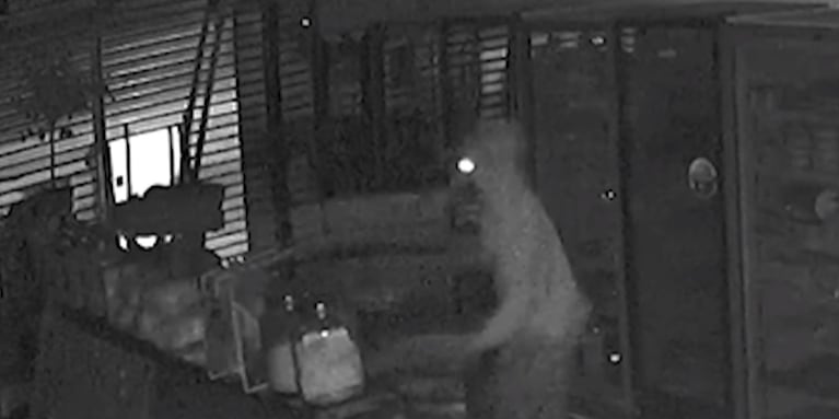 El momento en el que el ladrón entró a la despensa y robó.