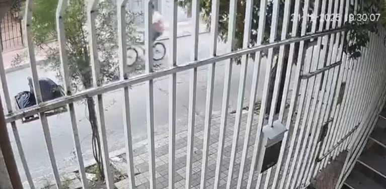 El momento en el que el ladrón huyó en la bicicleta del nene.