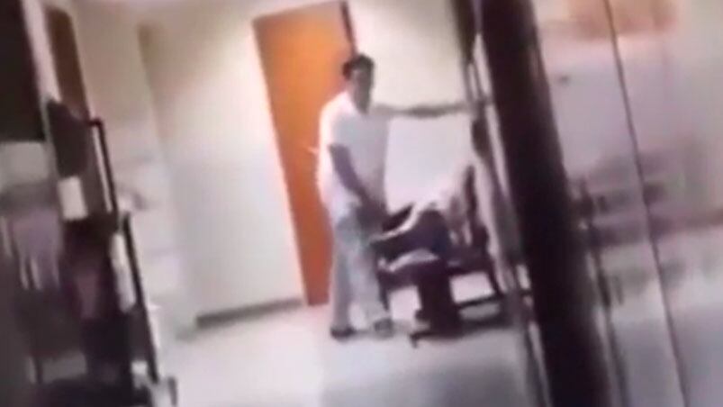 El momento en el que el médico peruano abusa de una mujer.