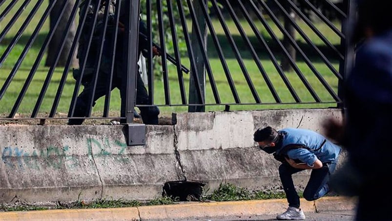 El momento en el que el militar dispara al joven opositor. 