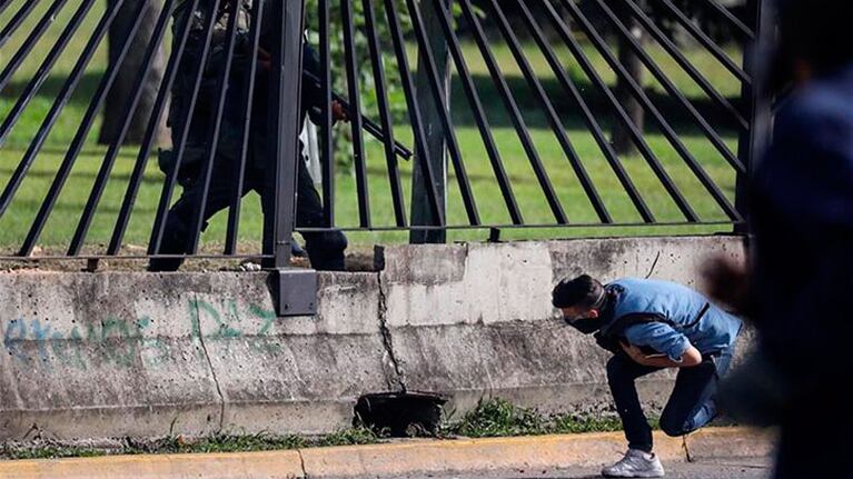 El momento en el que el militar dispara al joven opositor.