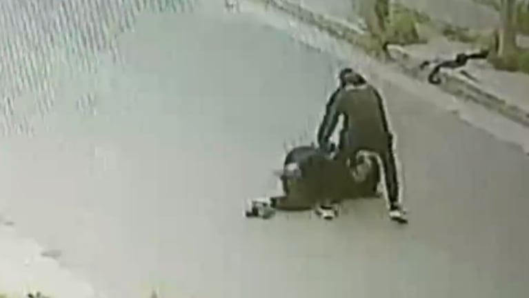 El momento en el que el motochoro la tiró al piso. 