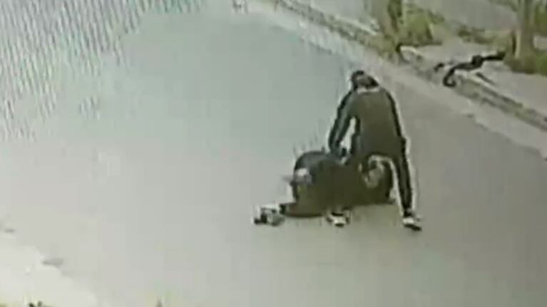 El momento en el que el motochoro la tiró al piso.