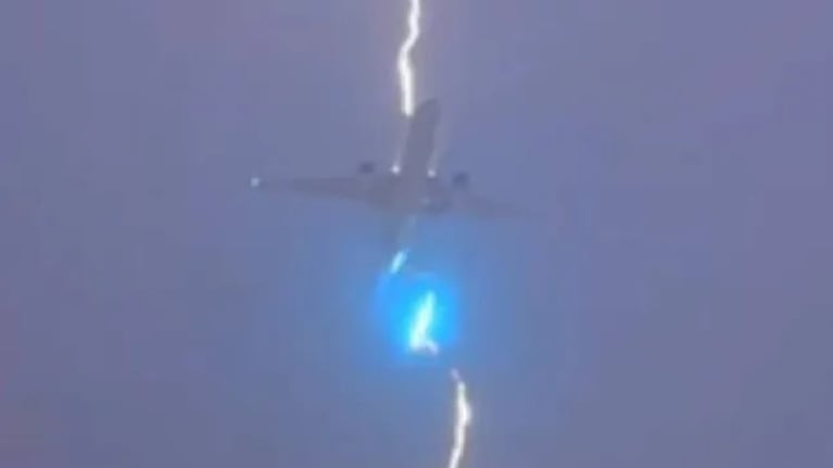 El momento en el que el rayo impactó contra la aeronave.