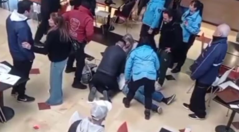 El momento en el que intentaban salvar al anciano.