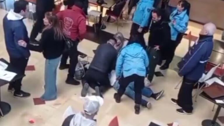 El momento en el que intentaban salvar al anciano.